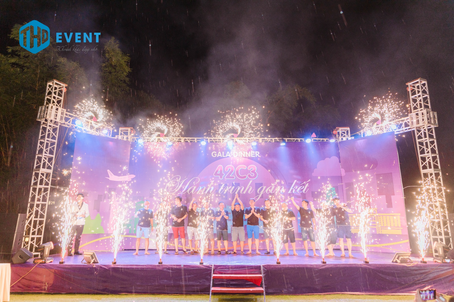 HỌP LỚP 42C3 ĐẠI HỌC THUỶ LỢI: TEAM BUILDING + GALA