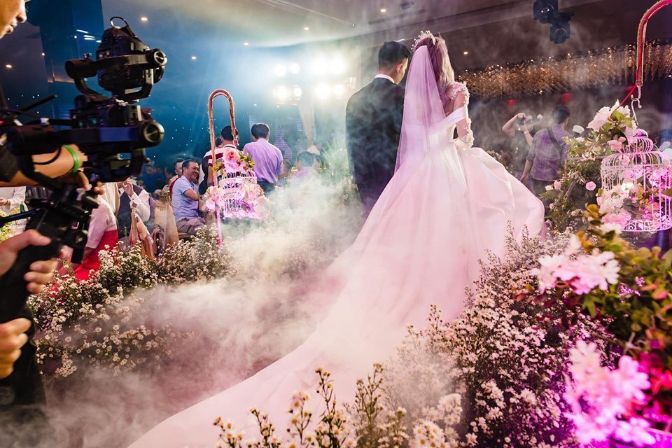 XU HƯỚNG WEDDING 2025: KHI CÔNG NGHỆ VÀ CÁ TÍNH LÊN NGÔI|Đám Cưới 2025 - Không Chỉ Đẹp, Mà Còn “Wow”! - Hình 2