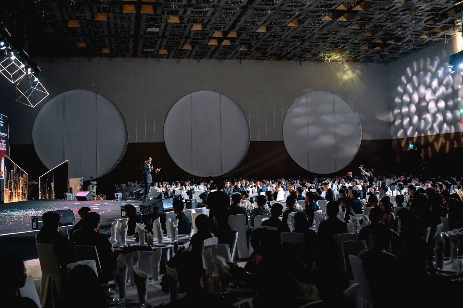 TIPS CHỌN DRESSCODE PHÙ HỢP VỚI CONCEPT YEAR END PARTY 2025 - Hình 3